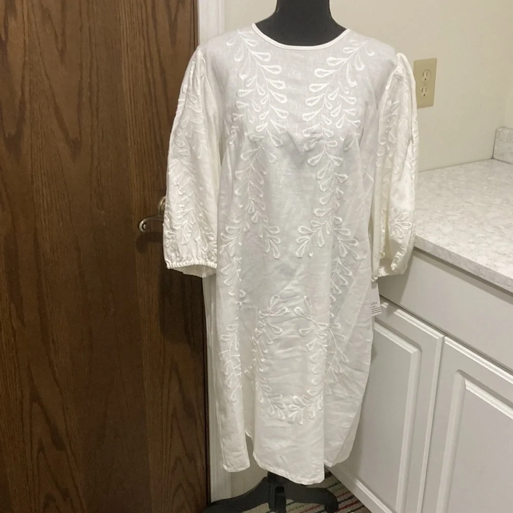 New white linen blend embroidered shift dress - Picture 2 of 11